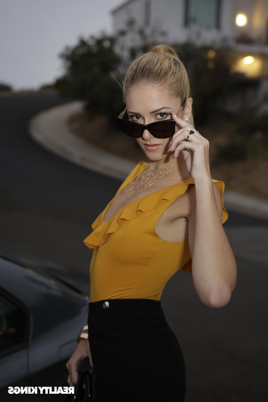 20P La jeune blonde Mazzy Grace expose son corps maigre avant de chevaucher une grosse bite.
