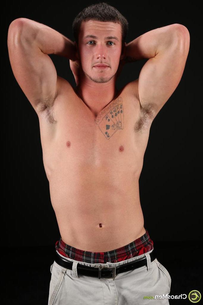 20P Sykes gay com tinta excêntrica perde a camisa e as calças e exibe seu pau grande
