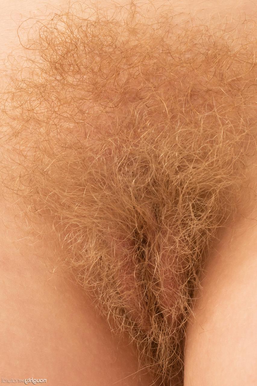 20P Amateurfrau mit großen Brüsten Vestacia JonQuil entblößt ihre haarige Muschi