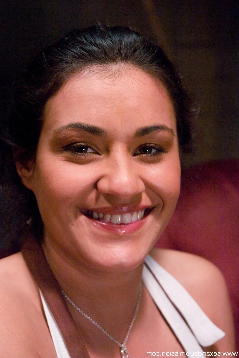 17P La brune attachée Charley Chase endure la fessée des tétons avant de sucer une bite.