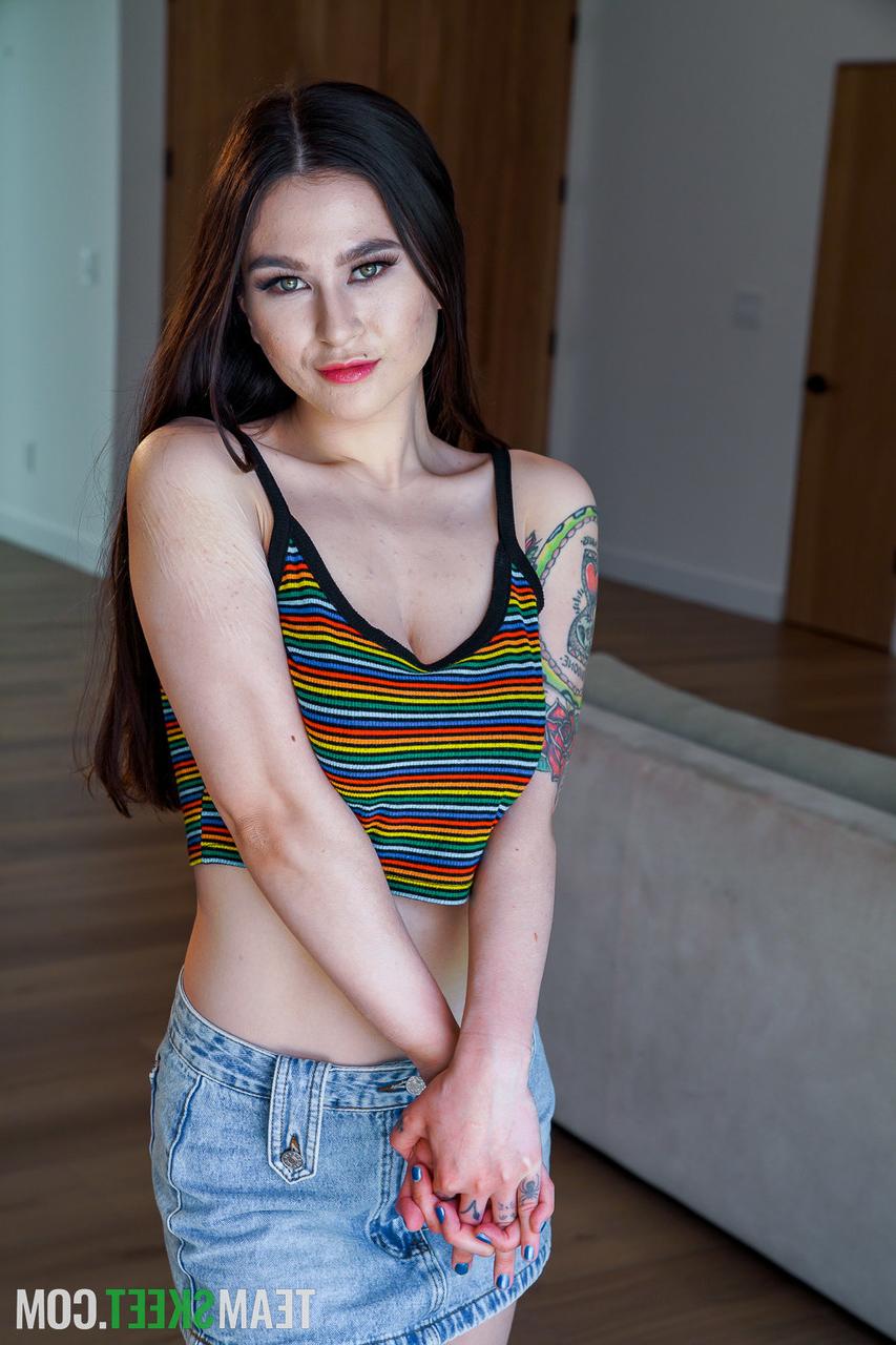 20P A mãe lésbica Serene Siren fode sua enteada Jasmine Wilde com um strapon