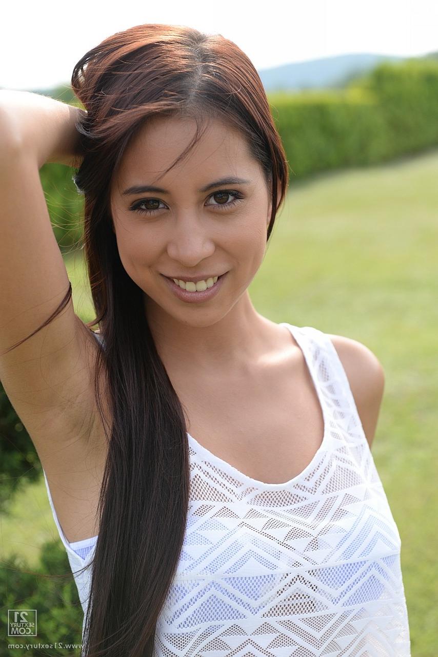 19P Das zierliche Mädchen in sexy Dessous Paula Shy fingert ihre glatte Möse im Freien