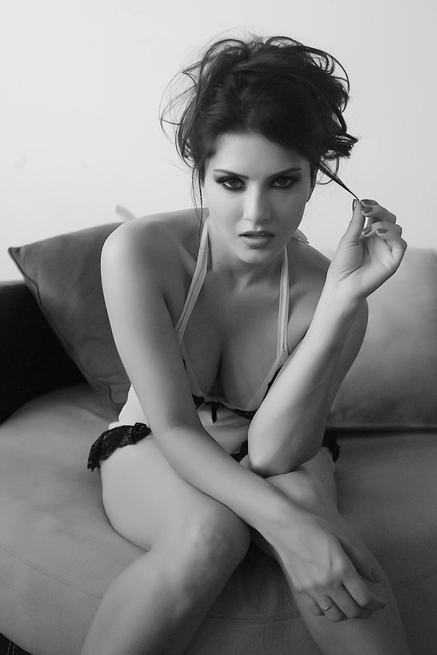 17P La sensual estrella porno india Sunny Leone posa desnuda para una sesión humeante en blanco y negro