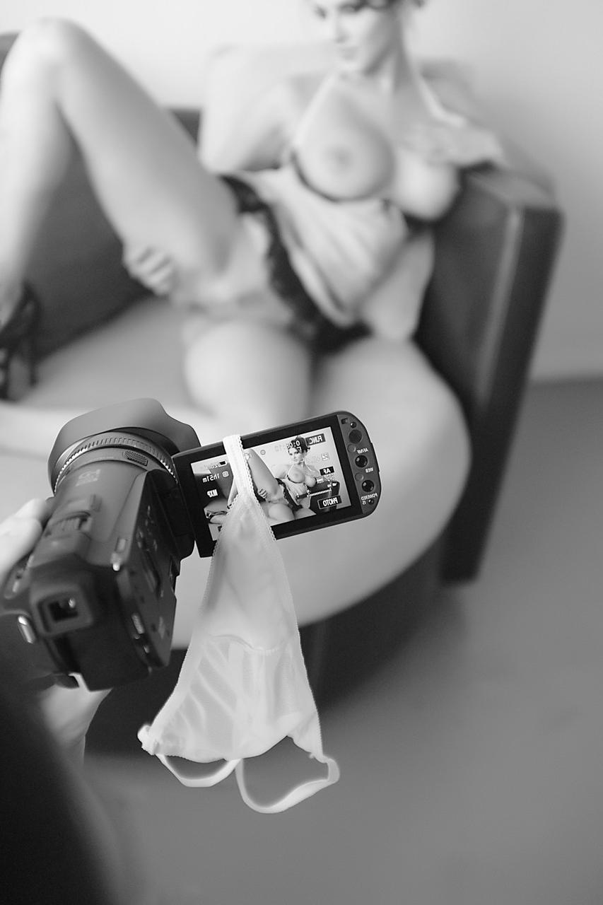 17P La sensual estrella porno india Sunny Leone posa desnuda para una sesión humeante en blanco y negro