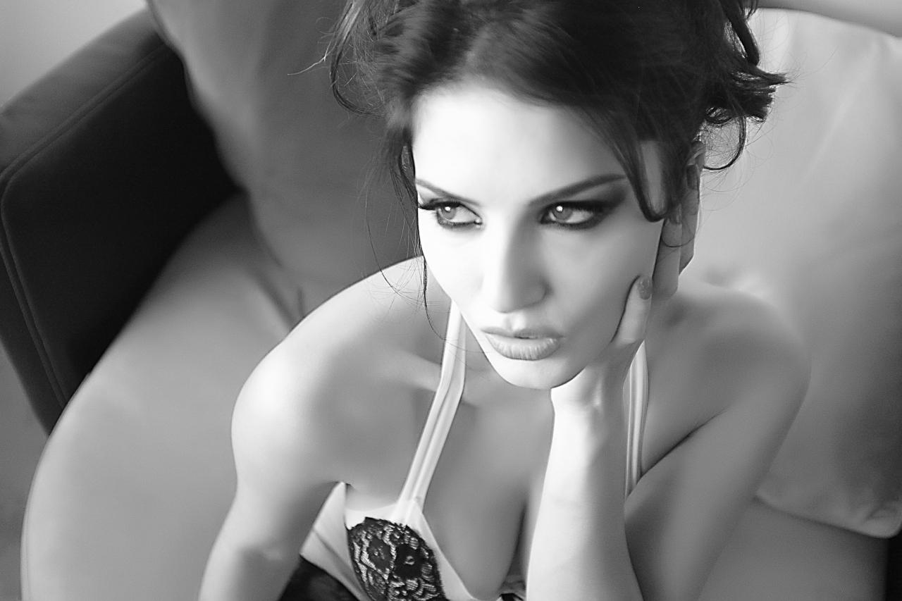 17P La sensual estrella porno india Sunny Leone posa desnuda para una sesión humeante en blanco y negro