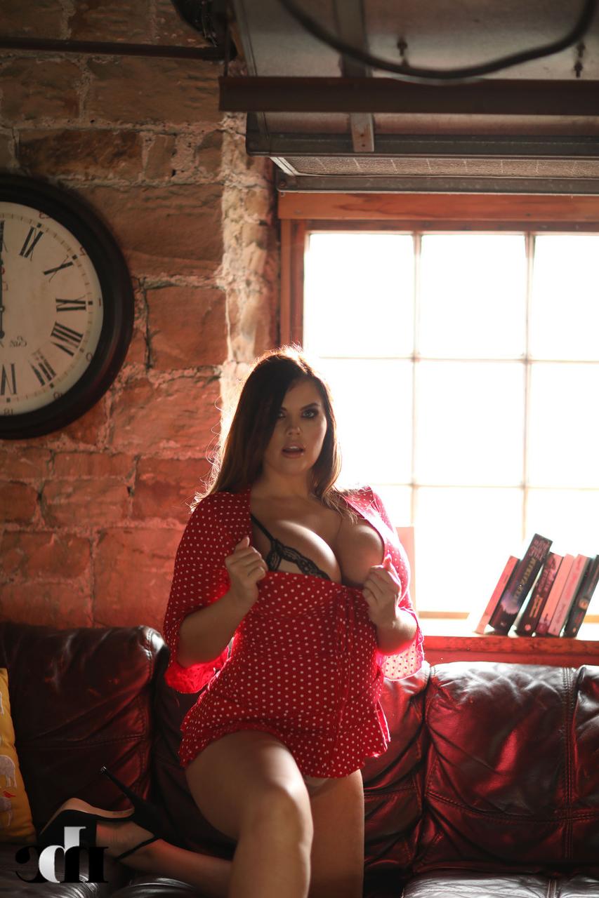 20P Naughty Terri Lou shows off her big breasts and huge ass in a solo show