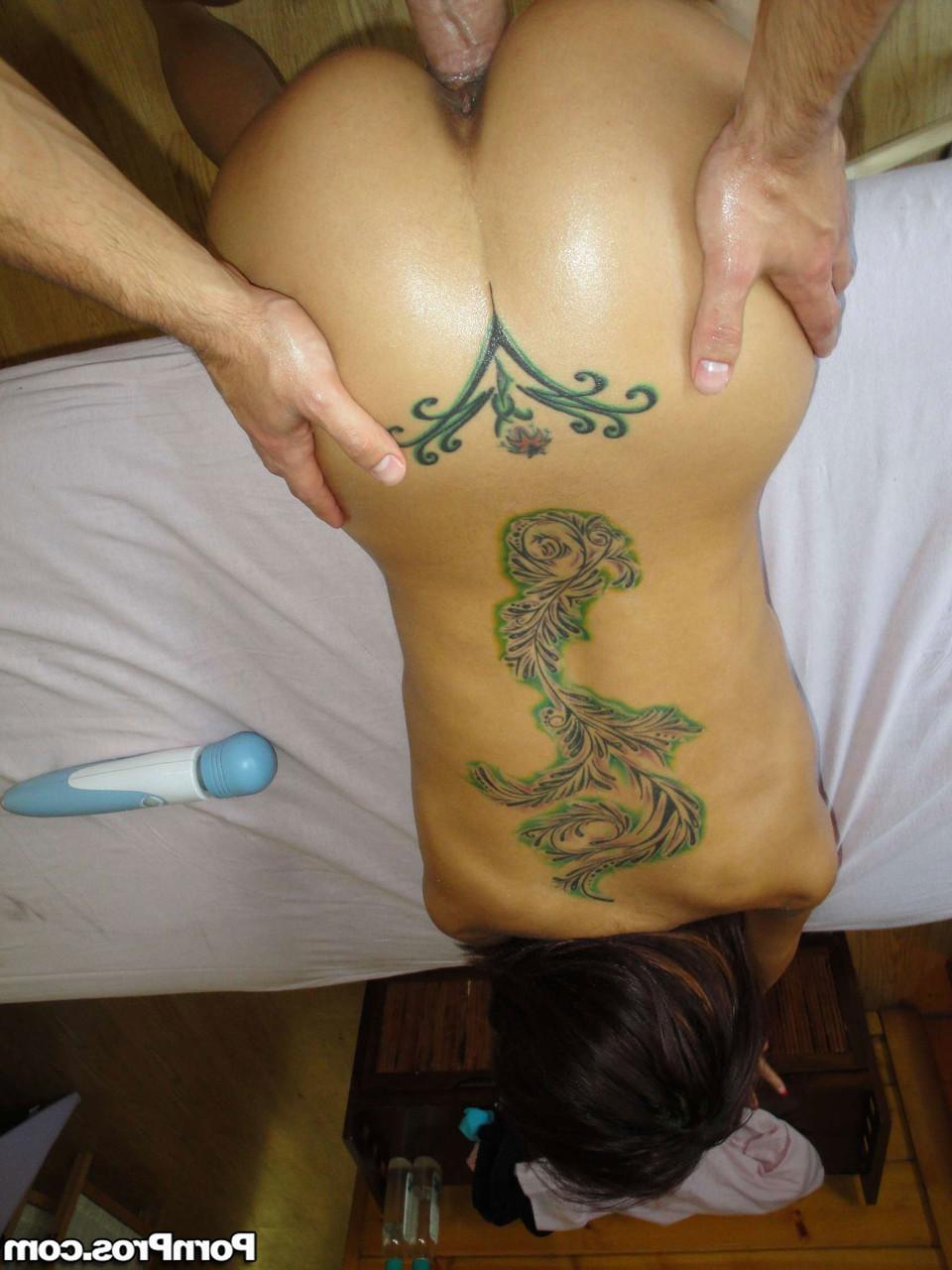 20P A latina americana Mulani Rivera leva uma pancada forte após uma massagem oleosa sexy