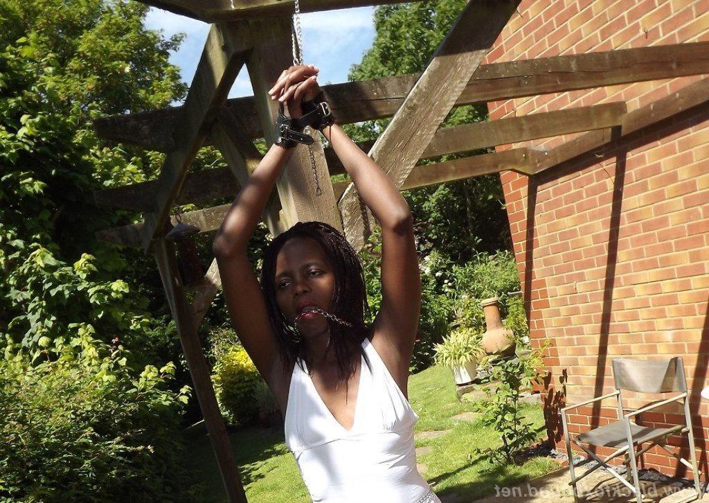 16P Chica negra es cortada, amordazada y atada con las manos por encima de la cabeza en un patio