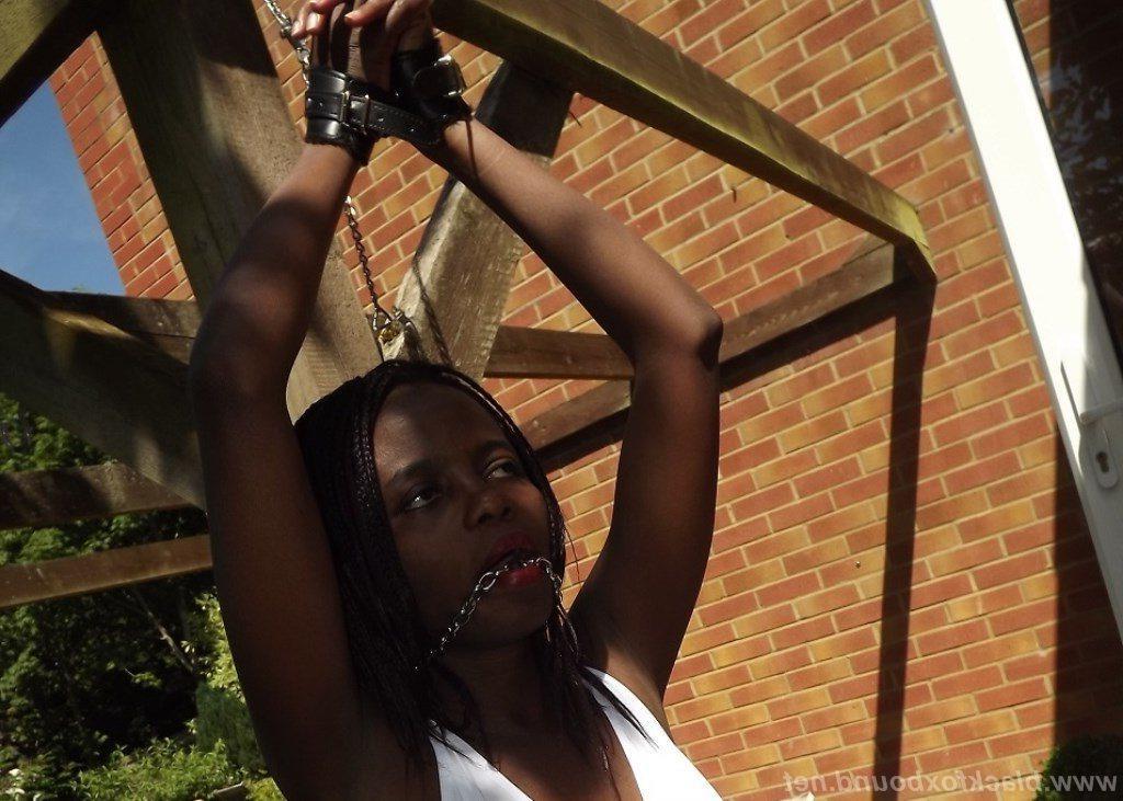 16P Chica negra es cortada, amordazada y atada con las manos por encima de la cabeza en un patio