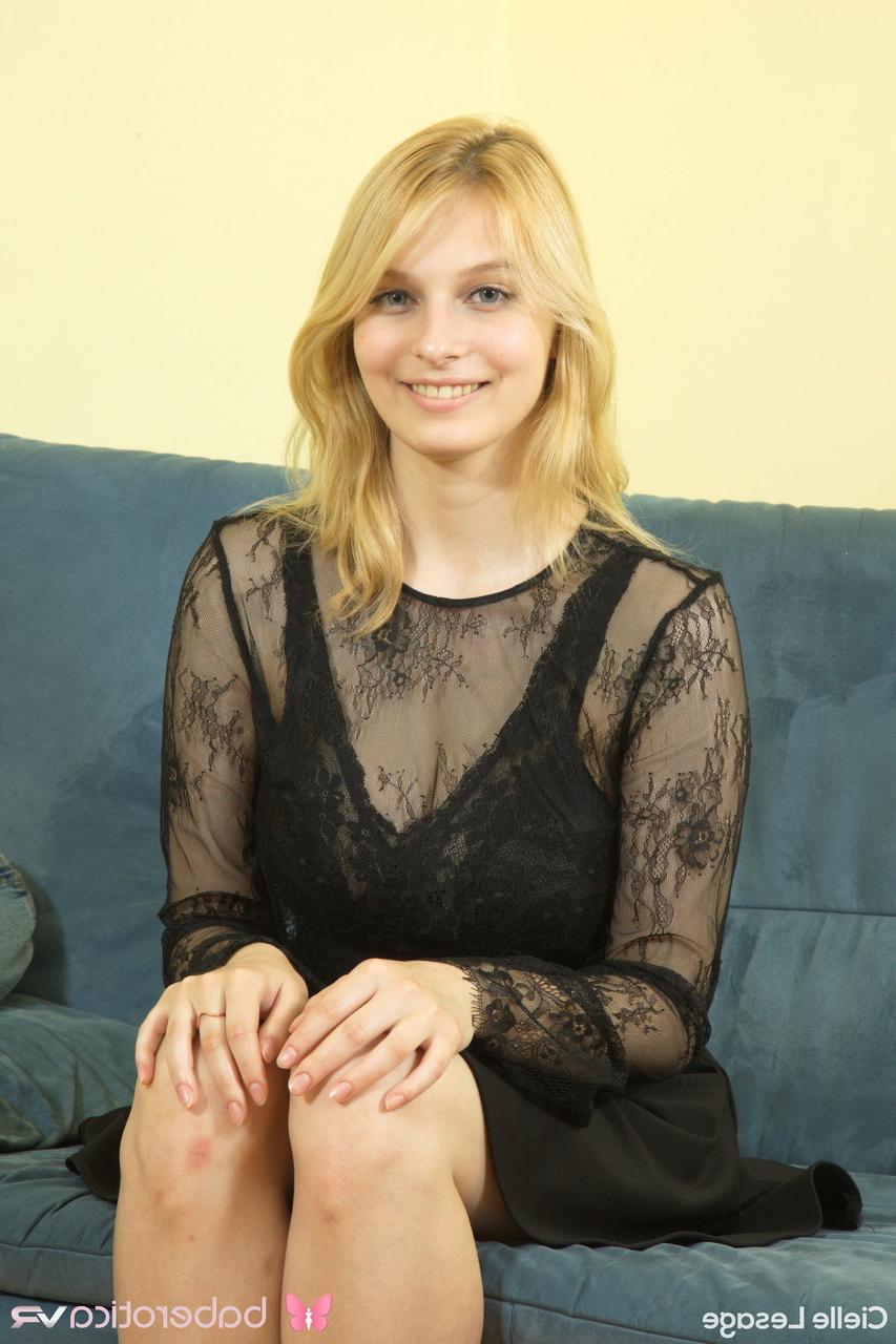 20P A linda loira Cielle Lesage revela seus peitos grandes e esfrega um vibrador em sua vulva