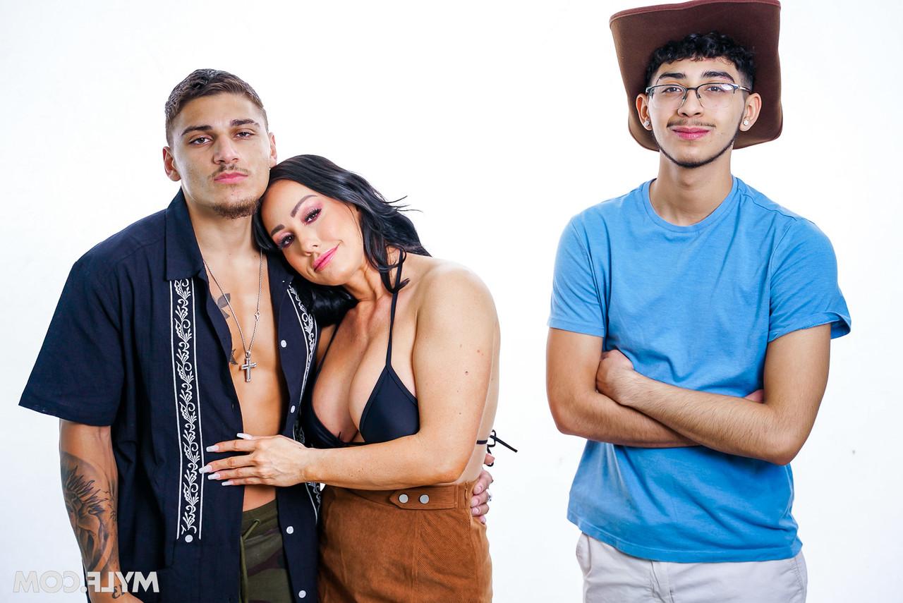 20P Sexy MILF with big tits Jennifer White gets banged by a nerd and a hot guy