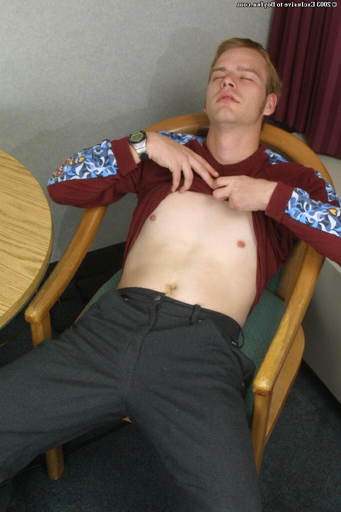 20P El joven gay Steve Adams se desnuda y muestra sus grandes pelotas mientras se masturba