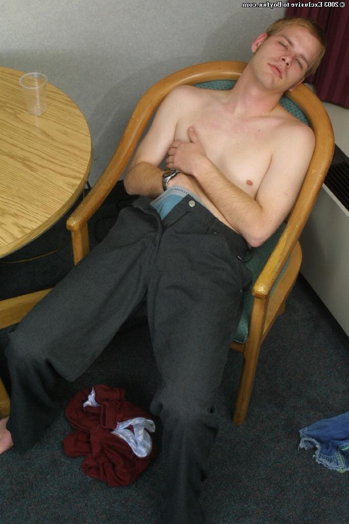 20P El joven gay Steve Adams se desnuda y muestra sus grandes pelotas mientras se masturba