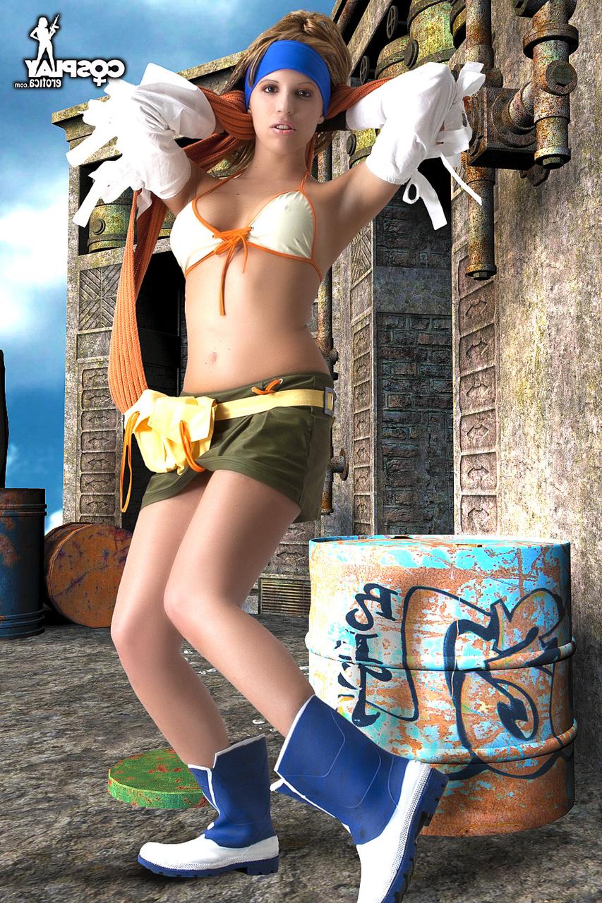 12P Chica sola trabaja su gran cuerpo casi sin atuendo de cosplay