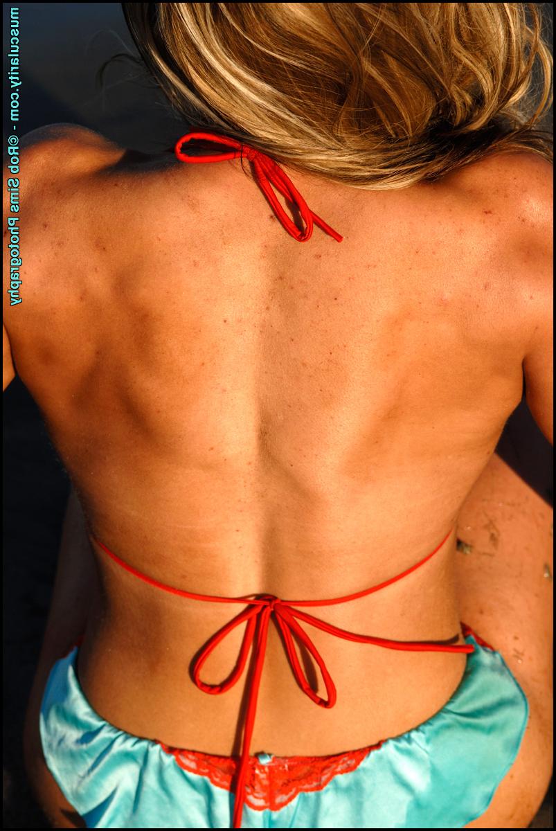 15P La sexy rubia dani nicole muestra su tonificado cuerpo en la playa en bikini