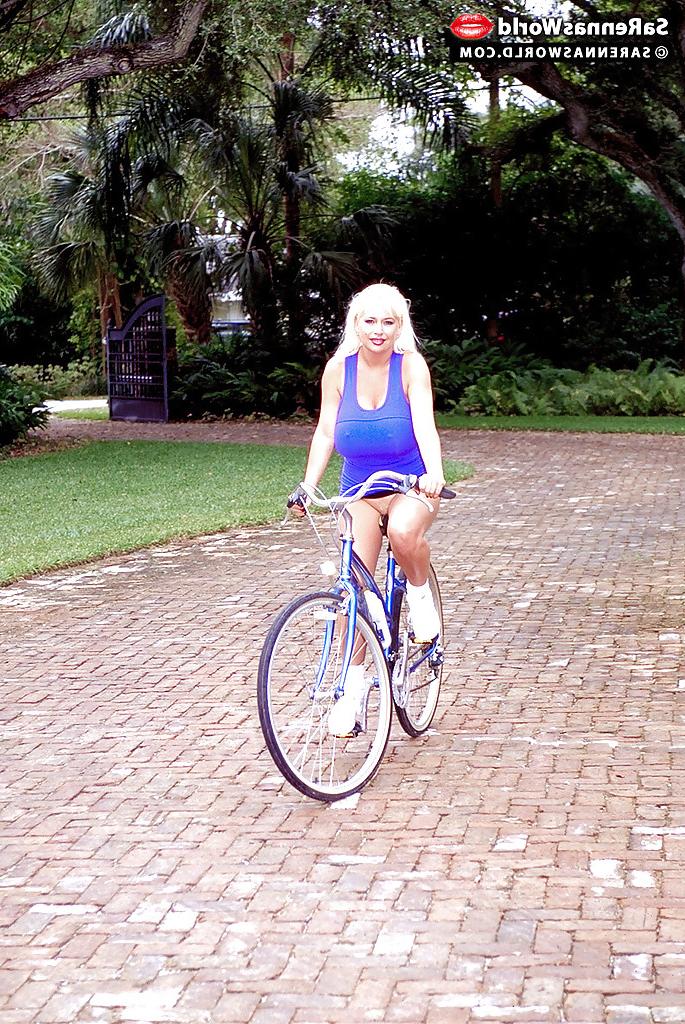 16P La estrella porno mayor SaRenna Lee revelando sus monstruosas tetas al aire libre en bicicleta