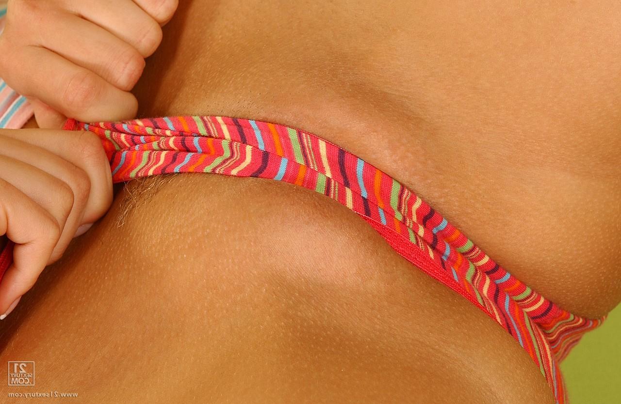 18P Die rosa gekleidete Teenagerin Tiffany Diamond zieht sich aus, um mit der Muschi zu spielen und beim Pinkeln zu masturbieren