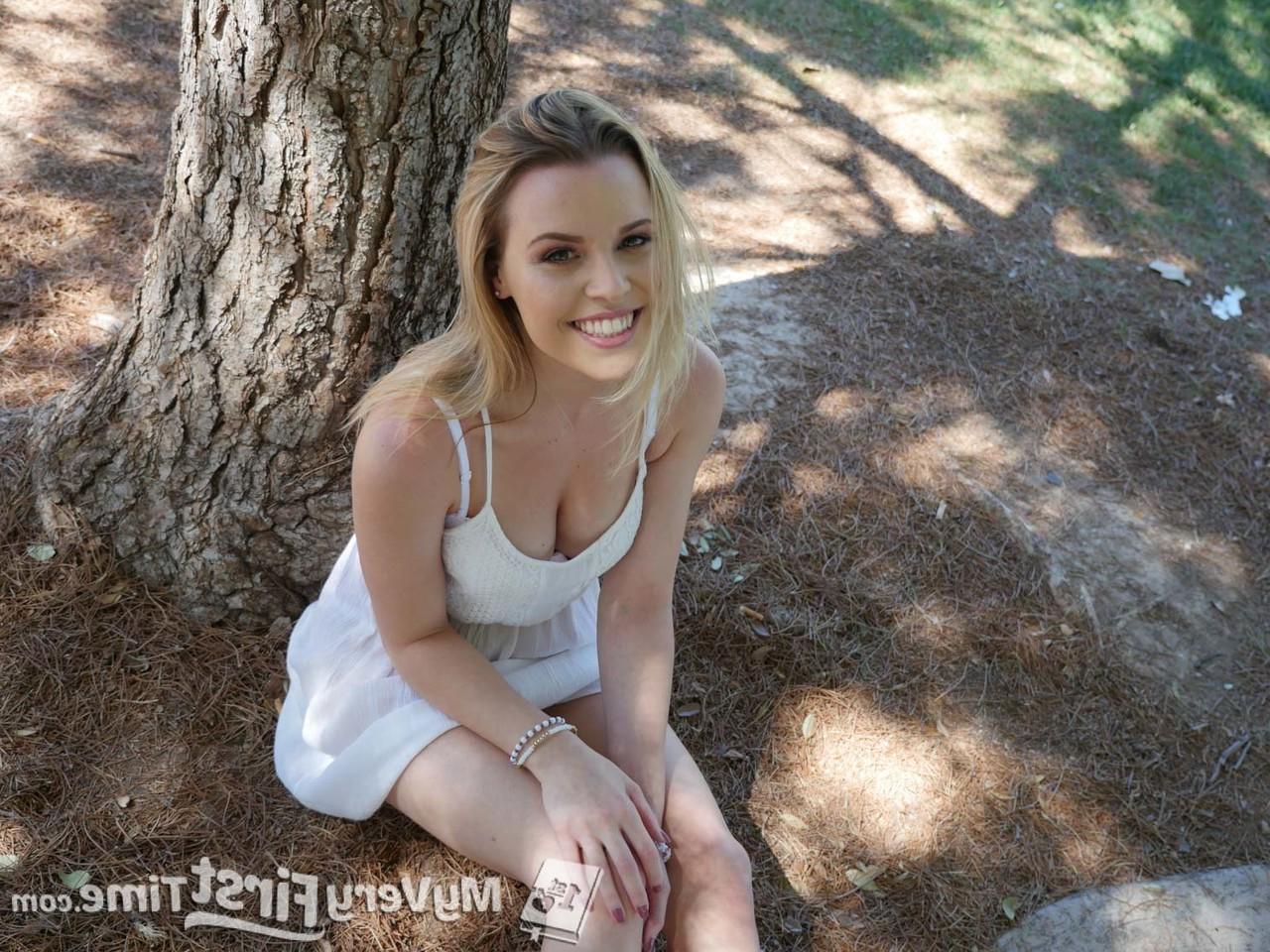 16P A encantadora adolescente Aubrey Sinclair mostra a calcinha e a buceta em público