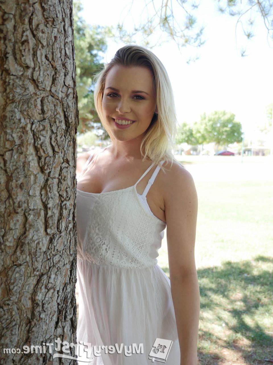 16P A encantadora adolescente Aubrey Sinclair mostra a calcinha e a buceta em público