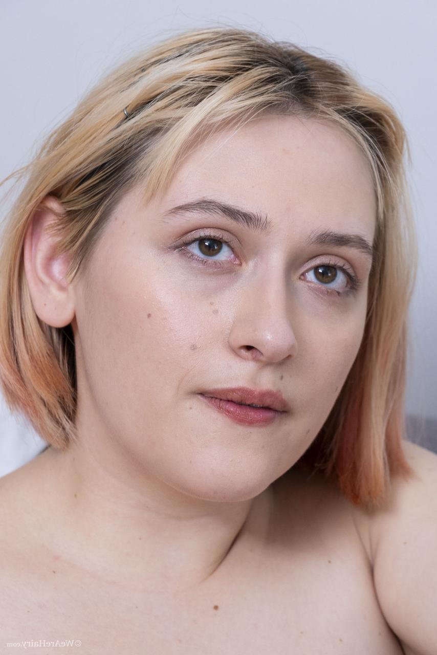20P La pervertida amateur Yuka Minori muestra su tupido coño y sus axilas y posa desnuda