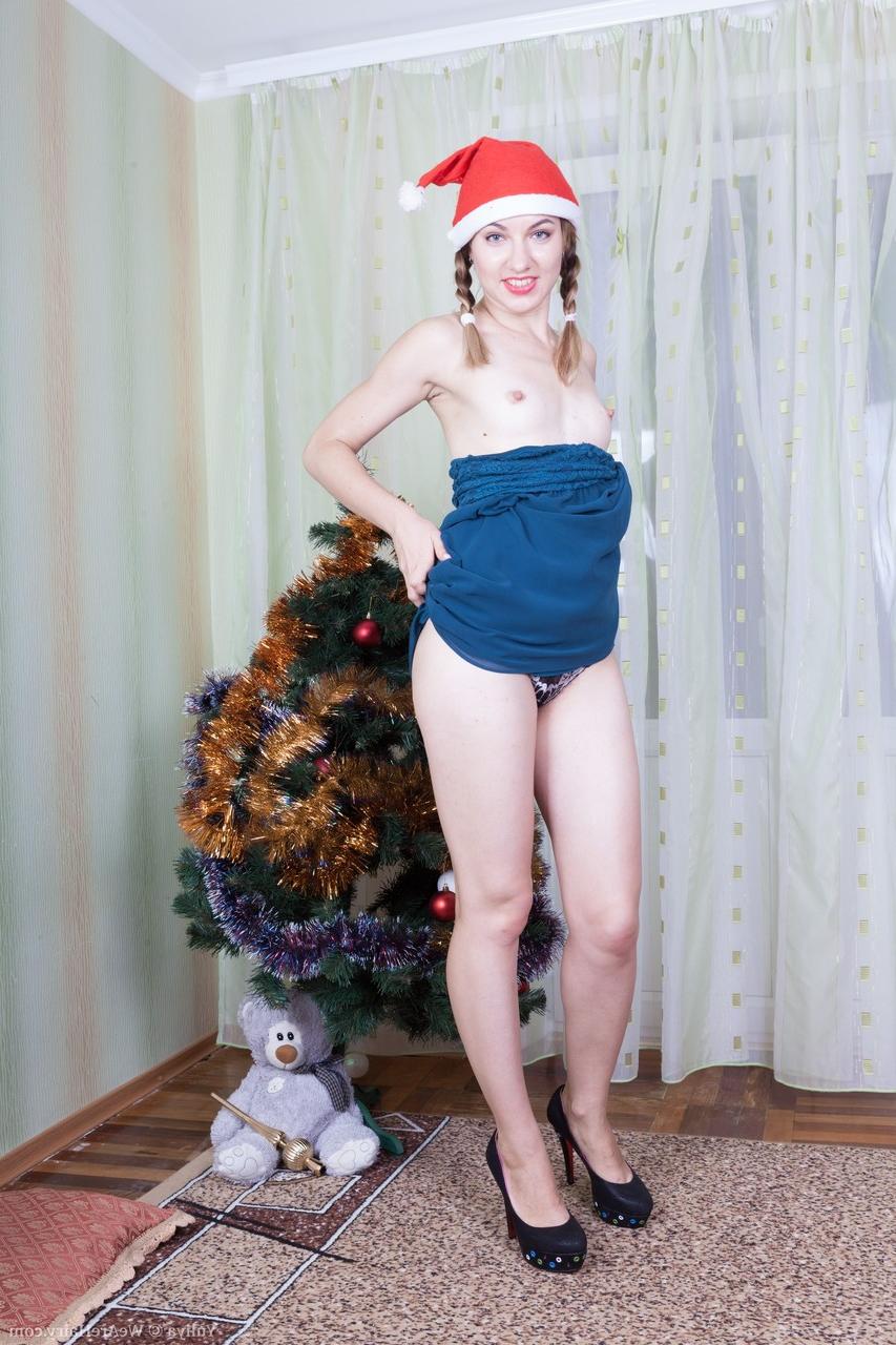 20P Bela amadora com chapéu de Natal Yuliya insere um brinquedo dourado em sua buceta peluda