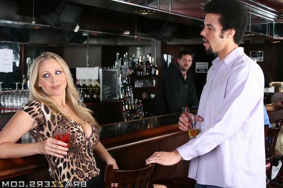 20P La puma de grandes tetas julia ann es follada después de conocer a su entrenador en un bar