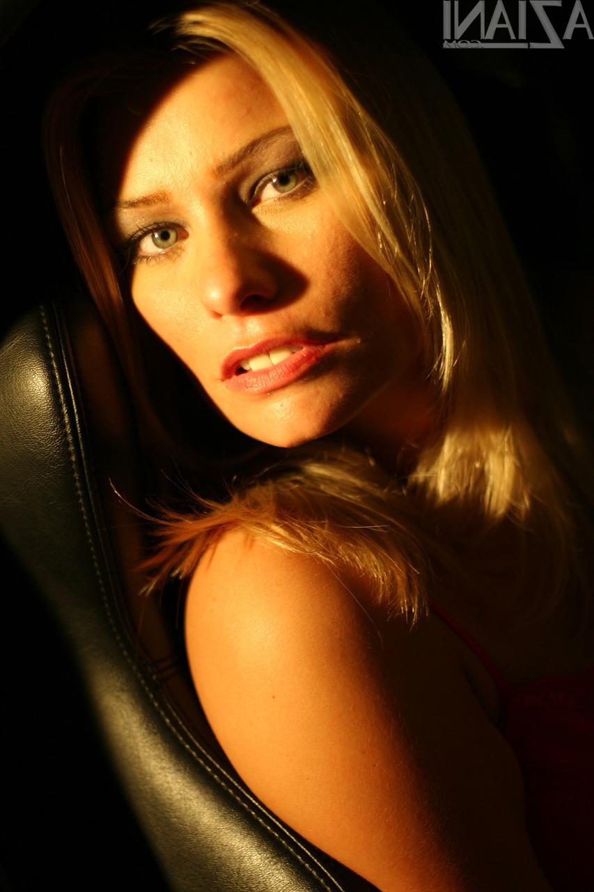 15P Die sexy Blondine Tricia Tyler entblößt ihren engen Schlitz bei einer Upskirt-Action im Auto