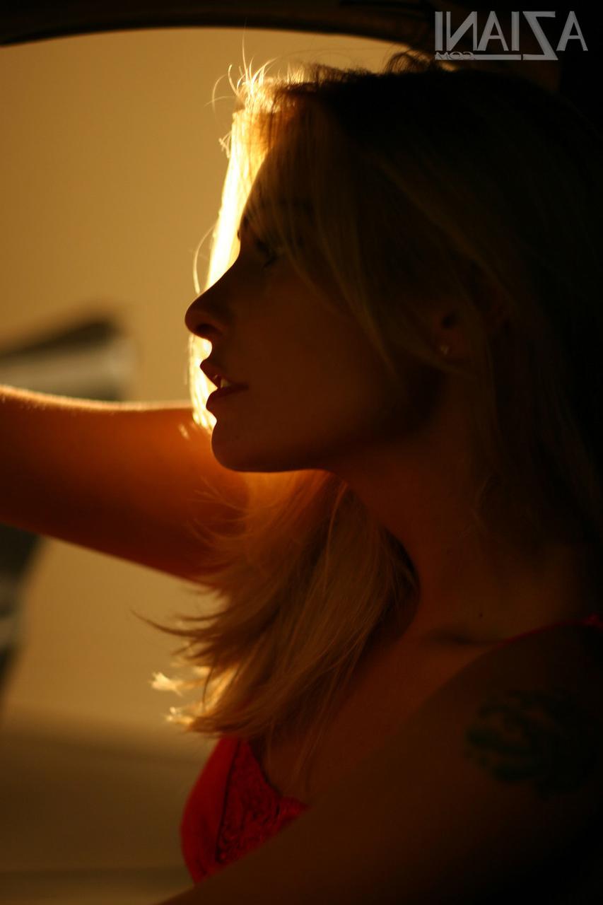 15P Die sexy Blondine Tricia Tyler entblößt ihren engen Schlitz bei einer Upskirt-Action im Auto