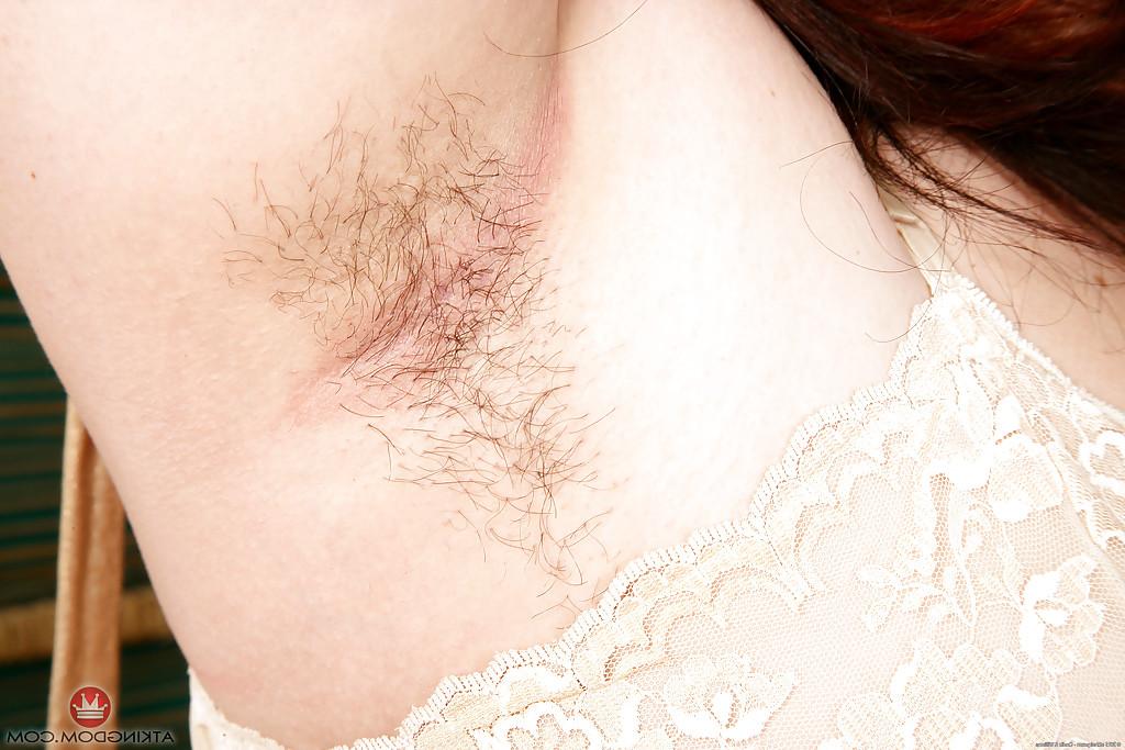 16P BBW plus âgée révélant ses gros seins et sa chatte poilue en se déshabillant