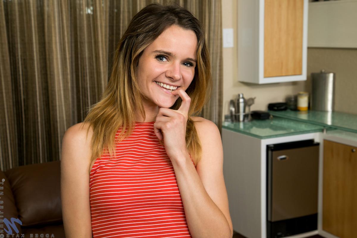 16P A universitária Addee Kate monta um vibrador em um sofá depois de ficar totalmente nua