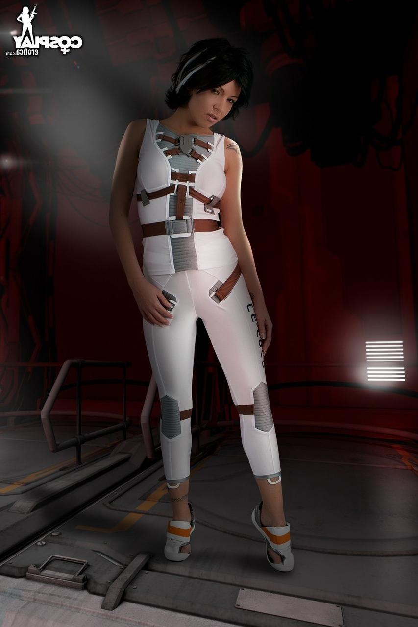 12P Linda morena deja su gran cuerpo casi sin atuendo de cosplay