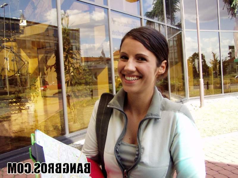 10P La belle brune Katrina se fait défoncer la chatte par une bite bien dure.