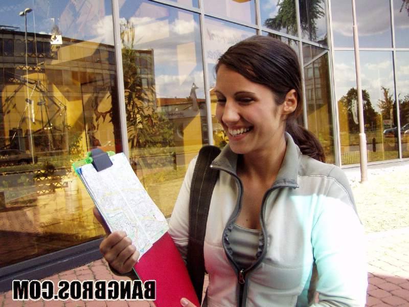 10P La belle brune Katrina se fait défoncer la chatte par une bite bien dure.