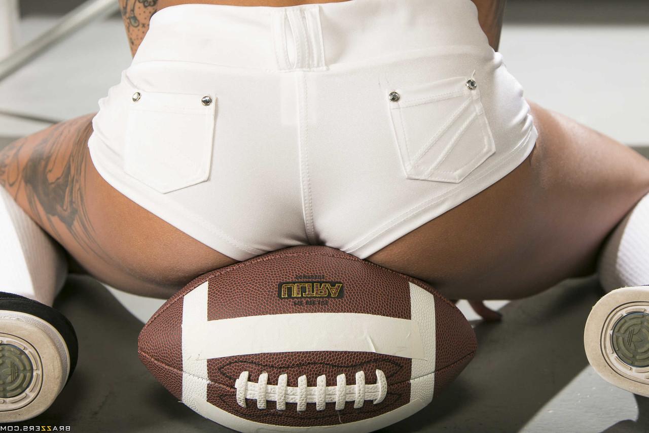 20P La jugadora de fútbol Bonnie Rotten muestra su tatuaje y sus tetas en el vestuario