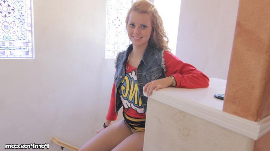 15P La pequeña adolescente Jessie Rogers se deja lamer el culo y come una carga de esperma caliente
