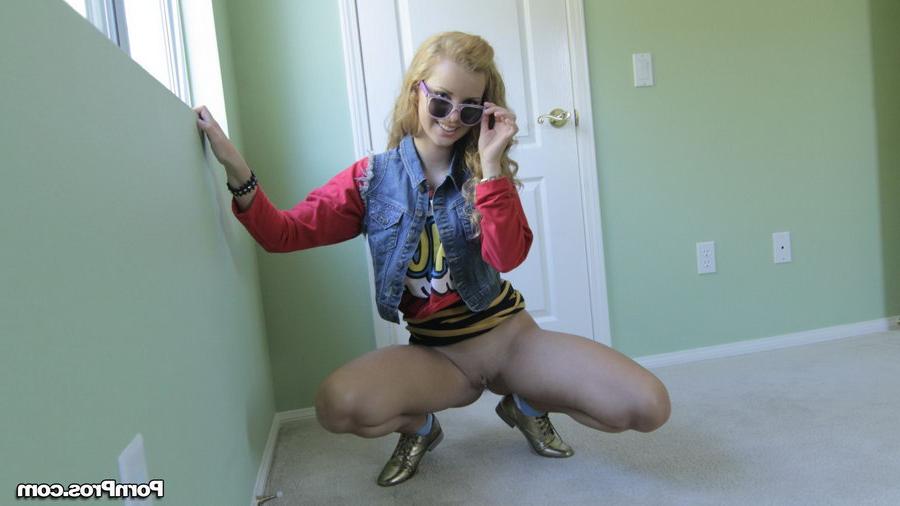 15P La pequeña adolescente Jessie Rogers se deja lamer el culo y come una carga de esperma caliente