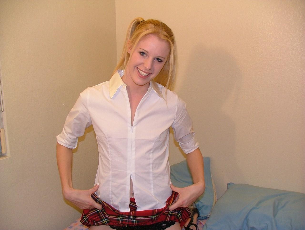 20P La colegiala amateur cachonda justina se quita el conjunto y muestra su gran culo