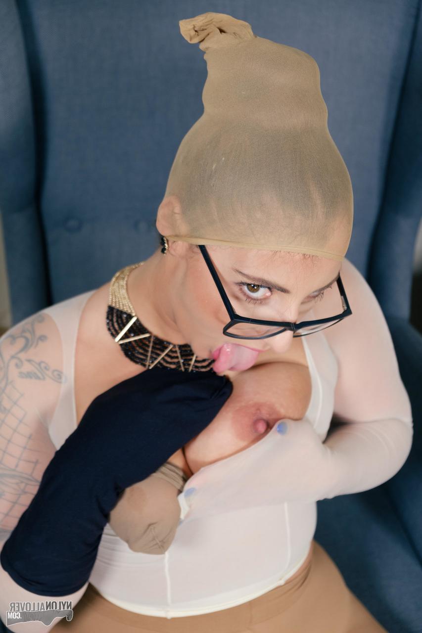 16P Mujer caucásica se quita las gafas durante un escenario de revestimiento de nailon