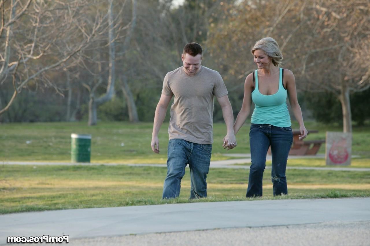 20P La novia tetona Natalie Vegas captada por una cámara espía engañando a su novio