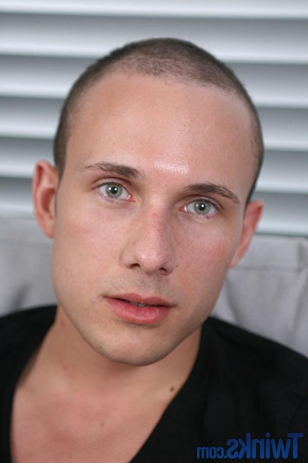 20P El culturista gay de pelo corto jack jefferson hace alarde de su polla y se masturba
