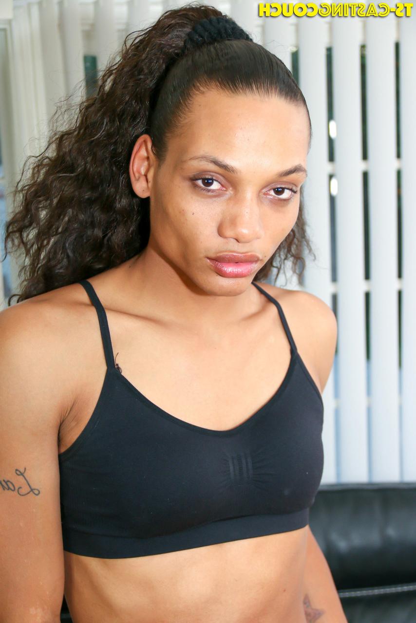 16P A exótica travesti de ébano Phoebe III tira o short e se masturba no sofá