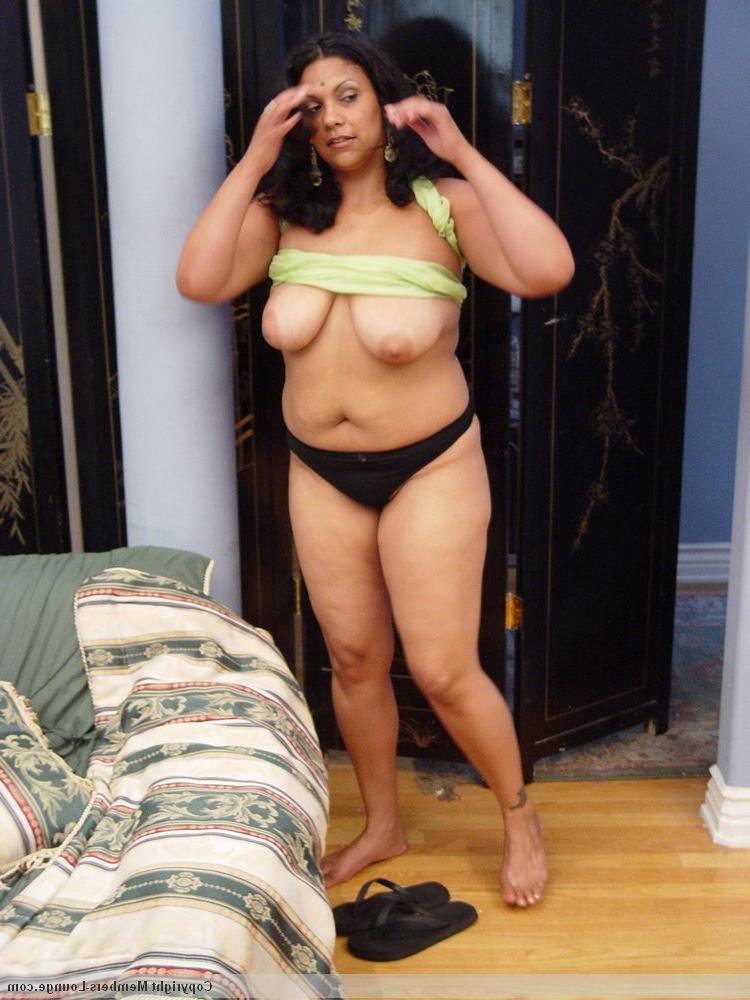 20P India gordita descubre sus tetas naturales con tanga negro