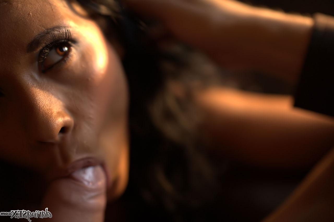 14P Sexy Brünette gibt ihrem Freund Oralsex vor dem Geschlechtsverkehr