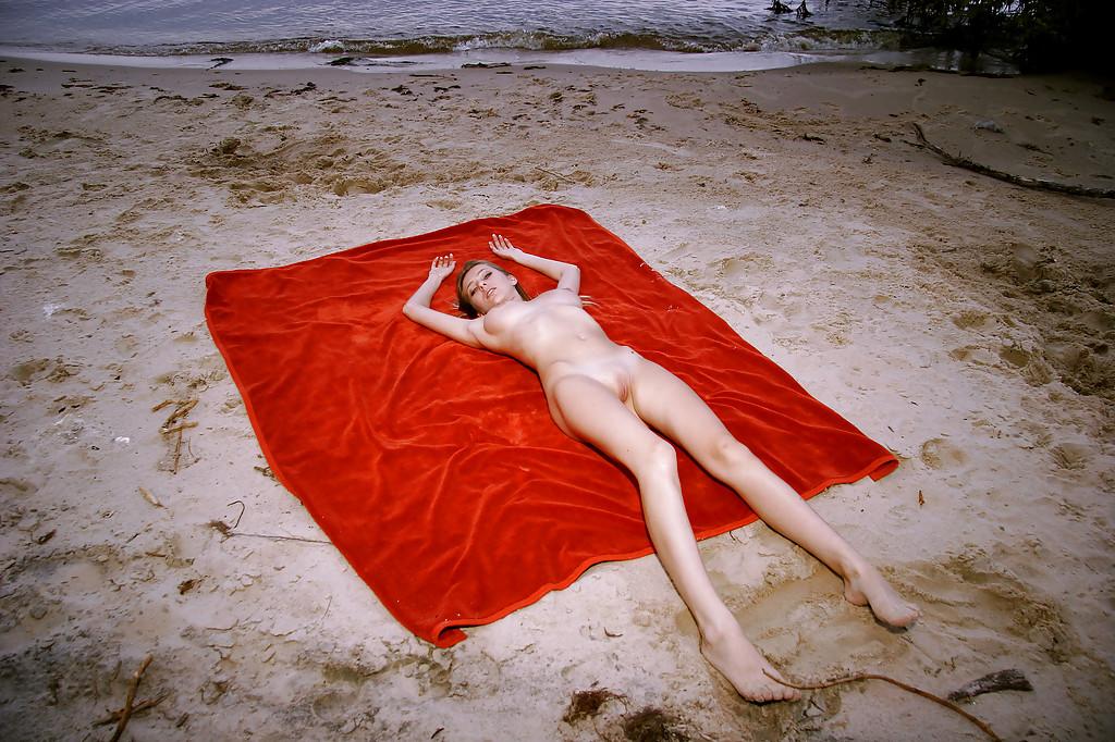16P Das schlanke Teenie-Babe Ann mit den großen Titten stellt sich nackt am Strand zur Schau