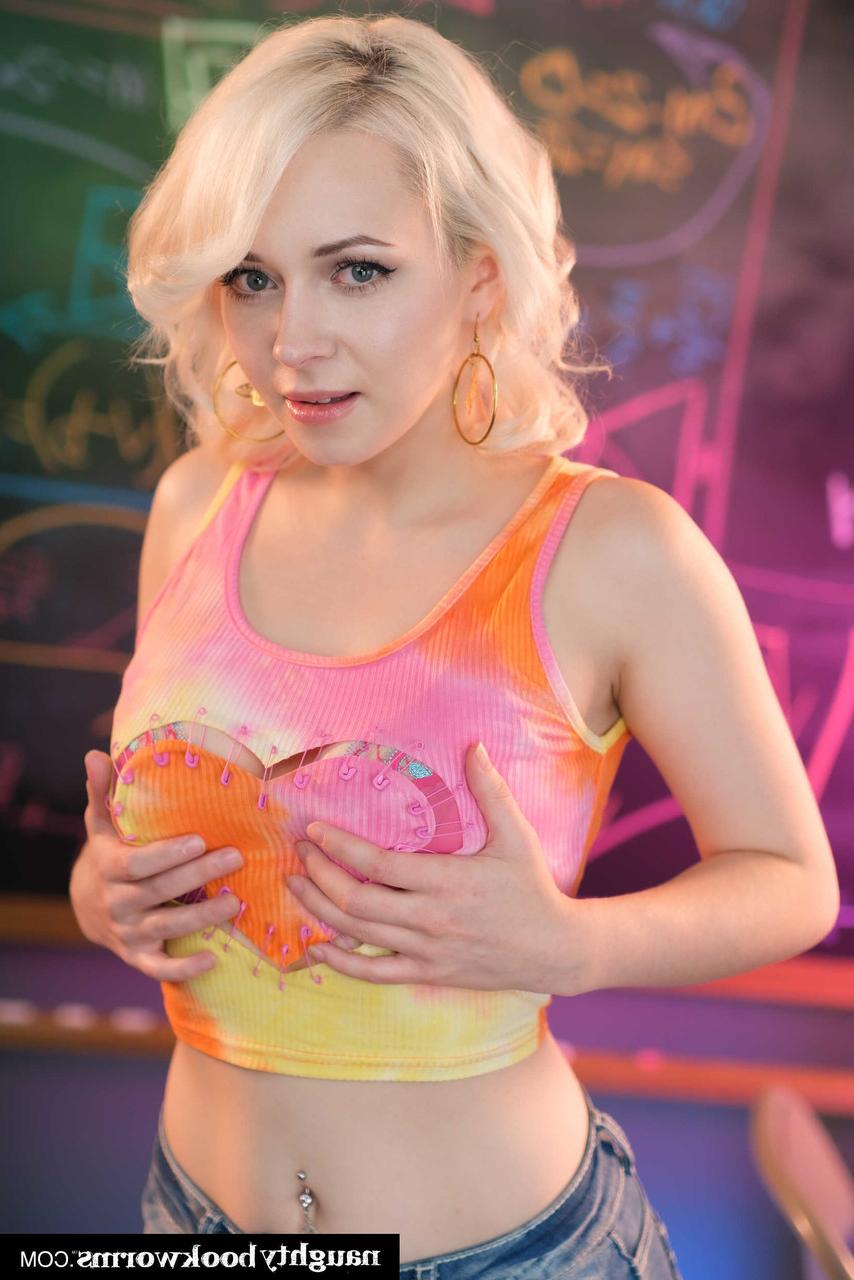 20P Ava Sinclaire, étudiante sexy, exhibe ses seins flasques et chevauche profondément une bite.