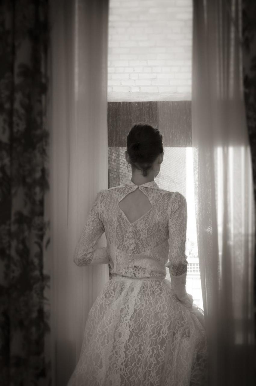 20P Une fille maigre et sexy montre ses petits seins tout en la taquinant dans sa robe de mariée.