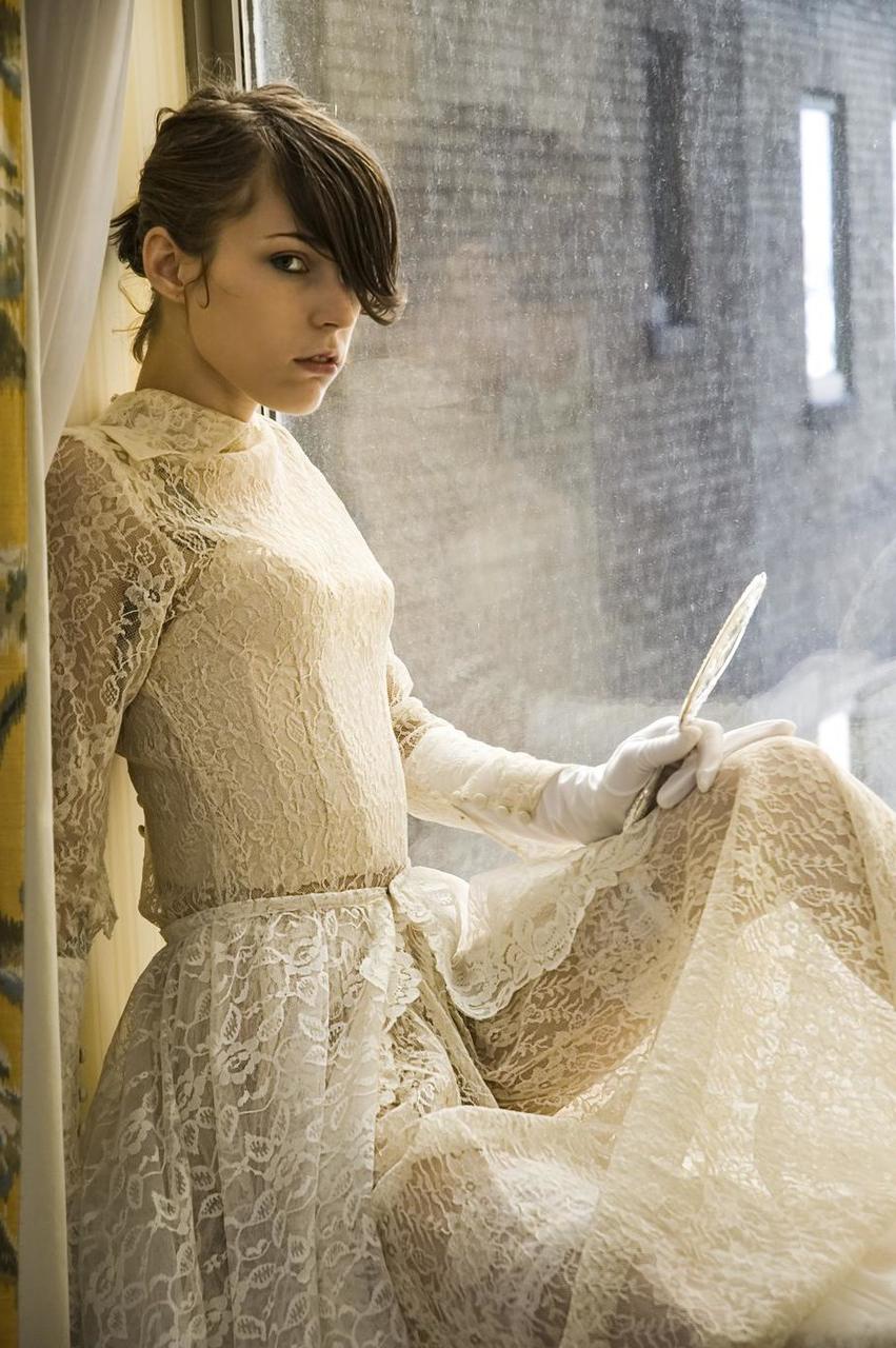 20P Une fille maigre et sexy montre ses petits seins tout en la taquinant dans sa robe de mariée.