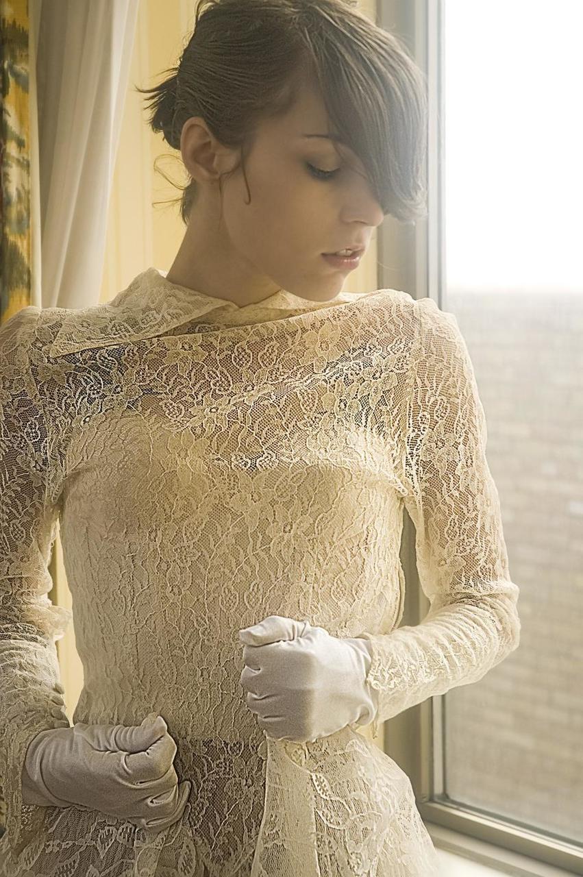 20P Une fille maigre et sexy montre ses petits seins tout en la taquinant dans sa robe de mariée.