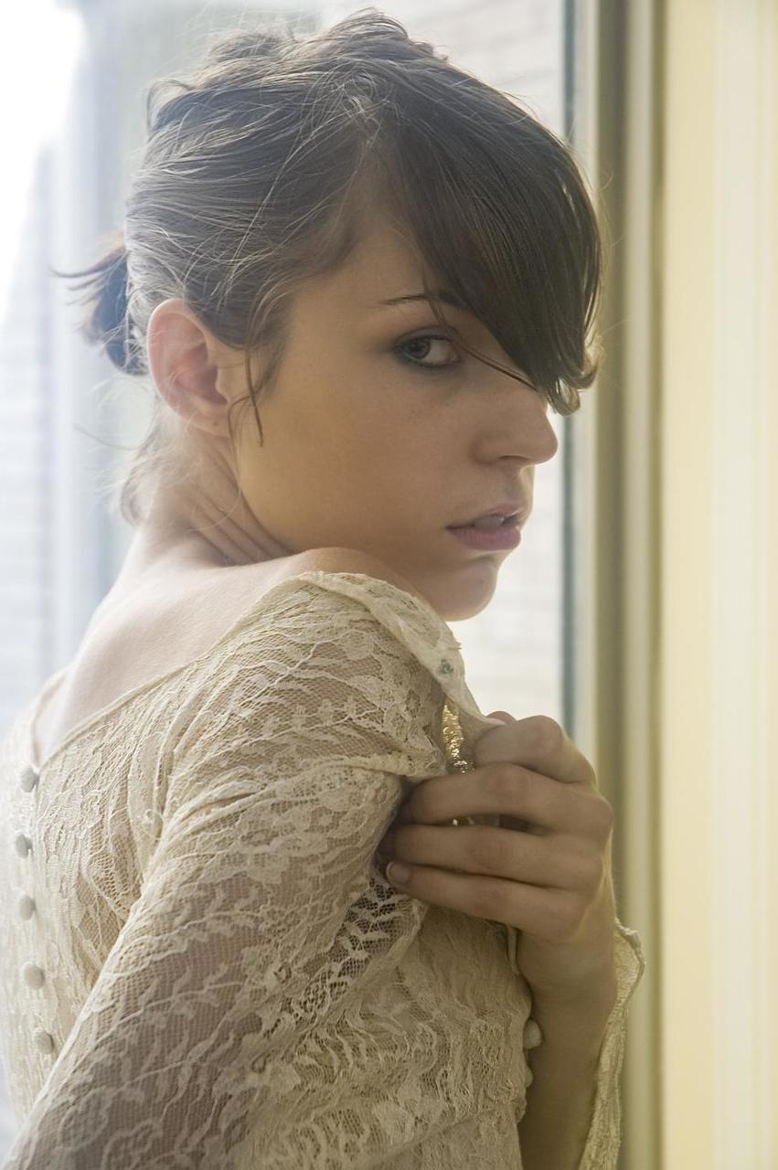 20P Une fille maigre et sexy montre ses petits seins tout en la taquinant dans sa robe de mariée.