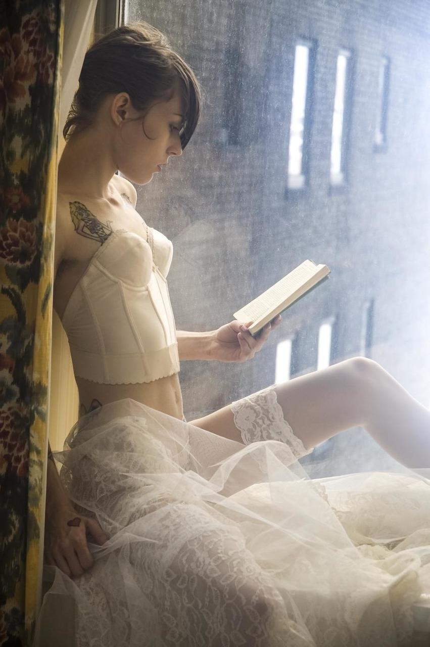 20P Une fille maigre et sexy montre ses petits seins tout en la taquinant dans sa robe de mariée.